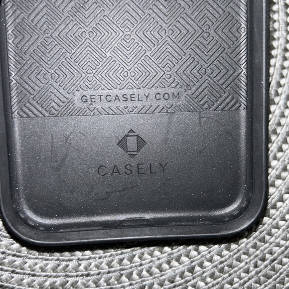 Casely iPhone 11 case with pop socket - Picture 5 of 6